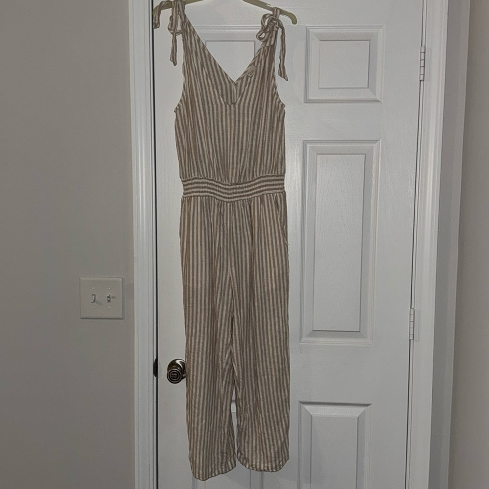 Women’s romper/jumpsuit. Size small- great condition.